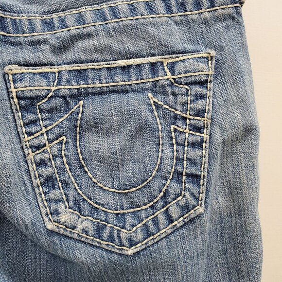 True Religion Women's Bobby Big T Light Wash Distressed Cut Off Bermudas Size 26 - Picture 6 of 7